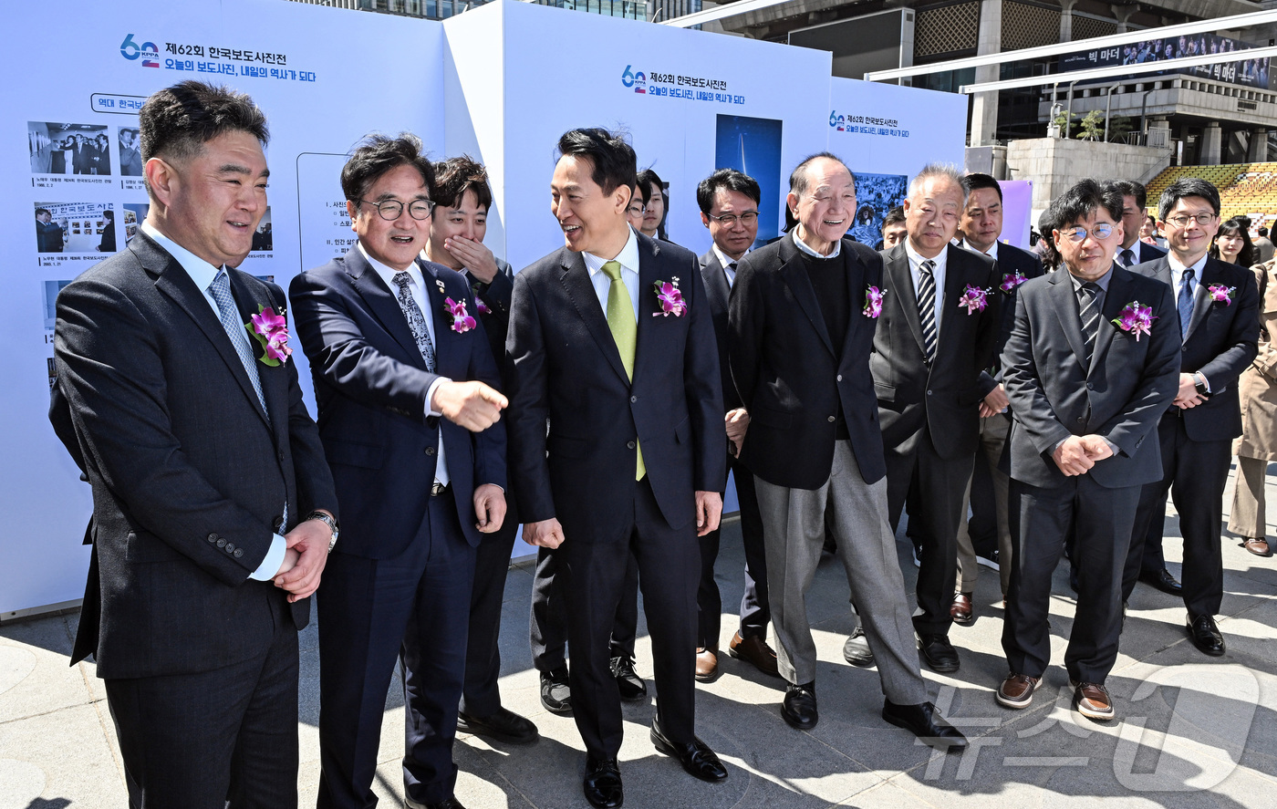 (서울=뉴스1) 사진공동취재단 = 이호재 한국사진기자협회장, 우원식 국회의장, 이준석 개혁신당 대표, 오세훈 서울시장을 비롯한 참석자들이 7일 서울 광화문광장 놀이마당에서 열린 제 …