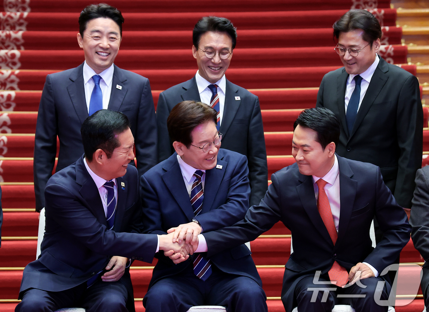 (서울=뉴스1) 이재명 기자 = 이재명 대통령과 정청래 더불어민주당 대표, 장동혁 국민의힘 대표가 7일 청와대에서 열린 여야정 민생경제협의체 회담 및 오찬에서 손을 맞잡고 있다. …