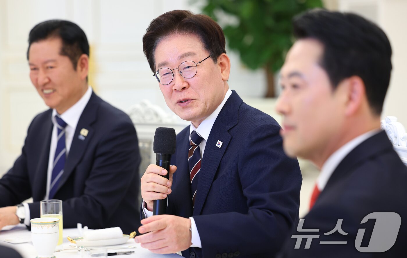 본문 이미지 - 이재명 대통령이 7일 청와대에서 열린 여야정 민생경제협의체 회담 및 오찬에서 발언하고 있다. (청와대통신사진기자단) 2026.4.7 ⓒ 뉴스1 이재명 기자
