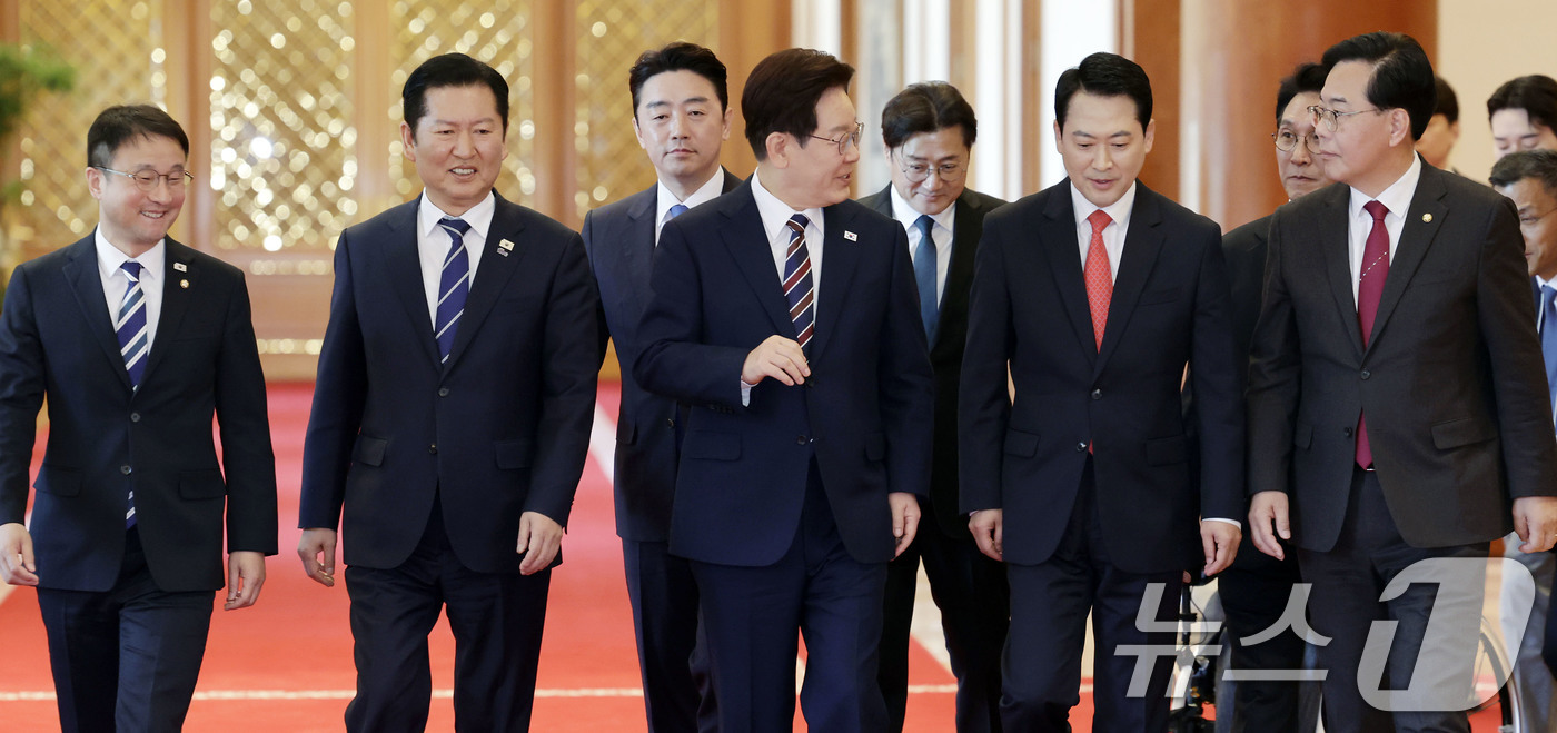 (서울=뉴스1) 이재명 기자 = 이재명 대통령과 정청래 더불어민주당 대표, 장동혁 국민의힘 대표가 7일 청와대에서 열린 여야정 민생경제협의체 회담 및 오찬에 입장하고 있다. (청와 …