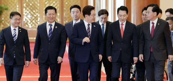 함께 발걸음 옮기는 이재명 대통령·정청래·장동혁 대표