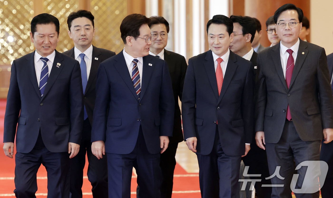 (서울=뉴스1) 이재명 기자 = 이재명 대통령과 정청래 더불어민주당 대표, 장동혁 국민의힘 대표가 7일 청와대에서 열린 여야정 민생경제협의체 회담 및 오찬에 입장하고 있다. (청와 …