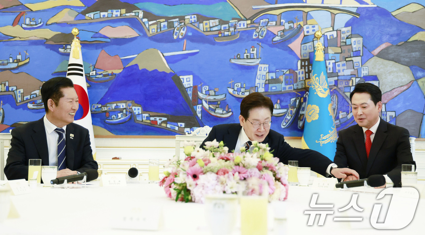 (서울=뉴스1) 이재명 기자 = 이재명 대통령이 7일 청와대에서 열린 여야정 민생경제협의체 회담 및 오찬에서 장동혁 국민의힘 대표에게 발언을 권유하고 있다. (청와대통신사진기자단) …