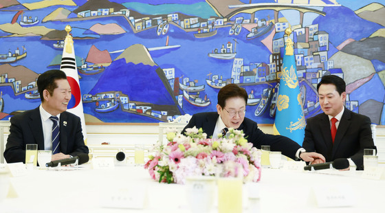 발언 권유하는 이재명 대통령