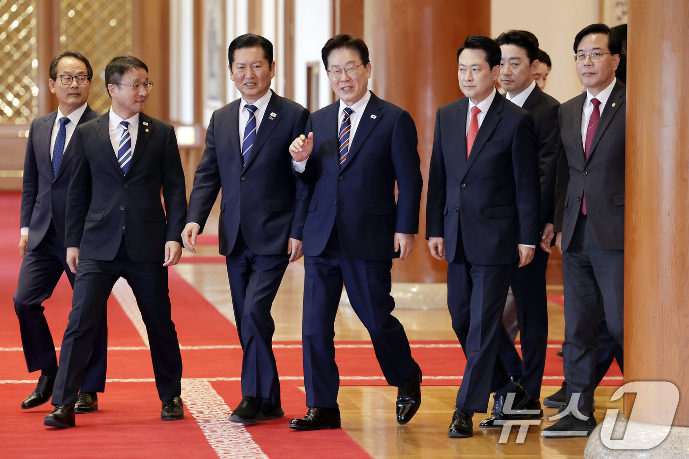 (서울=뉴스1) 이재명 기자 = 이재명 대통령과 정청래 더불어민주당 대표, 장동혁 국민의힘 대표가 7일 청와대에서 열린 여야정 민생경제협의체 회담 및 오찬에 입장하고 있다. (청와 …