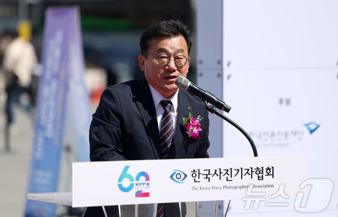 (서울=뉴스1) 사진공동취재단 = 박종현 한국기자협회장이 7일 서울 종로구 광화문광장에서 열린 제62회 한국보도사진전 '오늘의 보도사진, 내일의 역사가 되다' 개막식에서 축사를 하 …