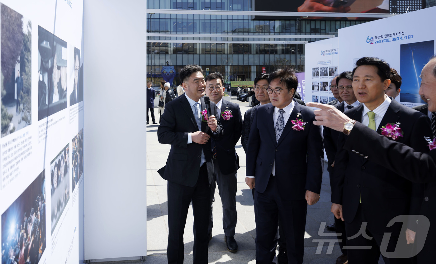 (서울=뉴스1) 사진공동취재단 = 이호재 한국사진기자협회장이 7일 서울 종로구 광화문광장에서 열린 제62회 한국보도사진전 '오늘의 보도사진, 내일의 역사가 되다' 개막식에서 우원식 …