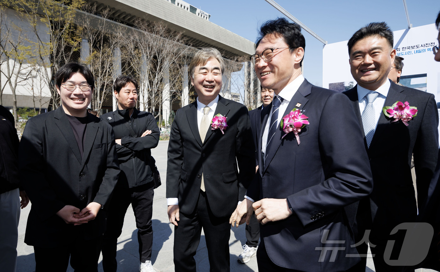 (서울=뉴스1) 사진공동취재단 = 이규연 청와대 홍보소통수석, 염영남 뉴시스 대표이사 사장, 이호재 한국사진기자협회장이 7일 서울 종로구 광화문광장에서 열린 제62회 한국보도사진전 …