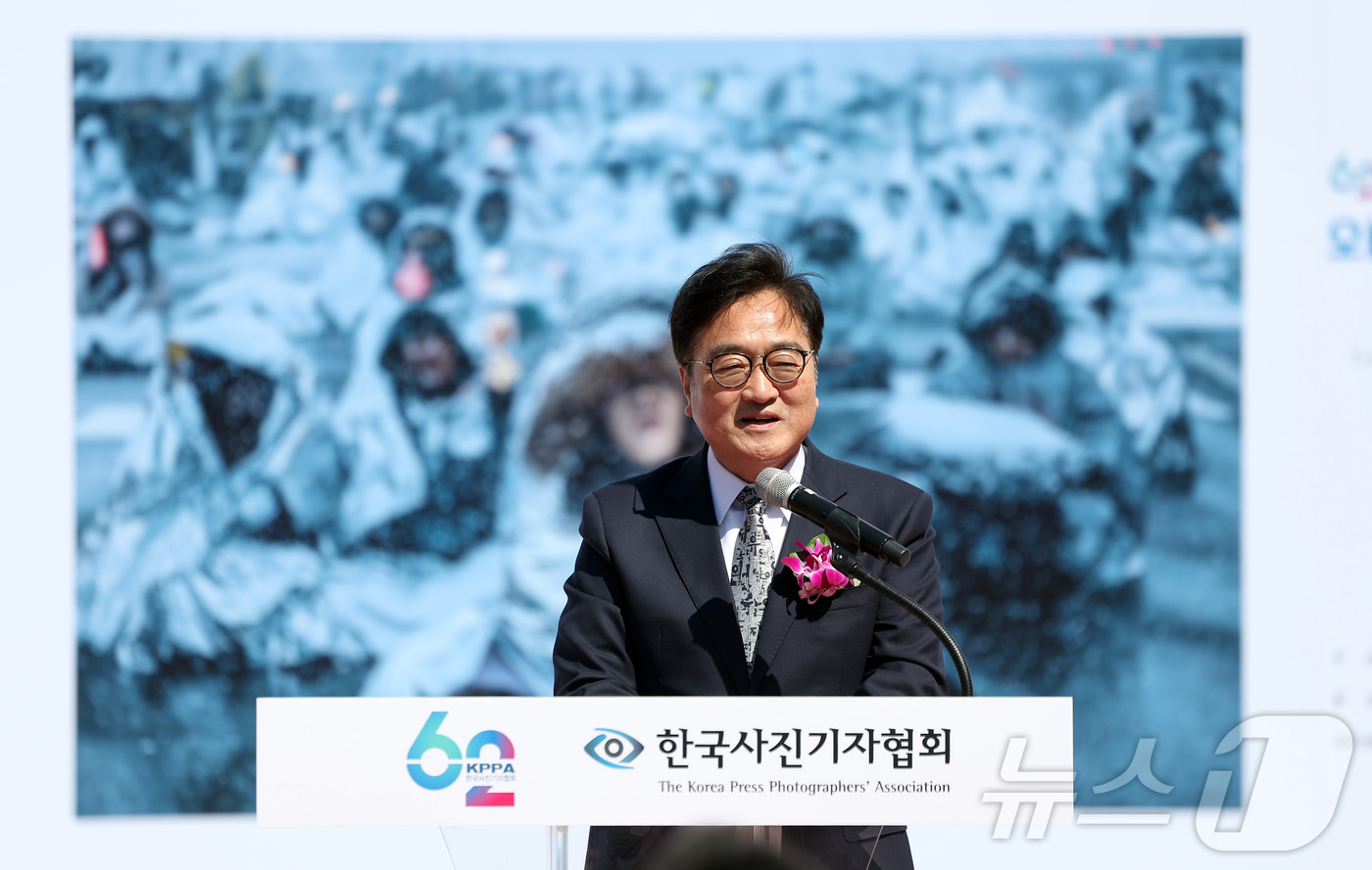 (서울=뉴스1) 사진공동취재단 = 우원식 국회의장이 7일 서울 종로구 광화문광장에서 열린 제62회 한국보도사진전 '오늘의 보도사진, 내일의 역사가 되다' 개막식에서 축사를 하고 있 …