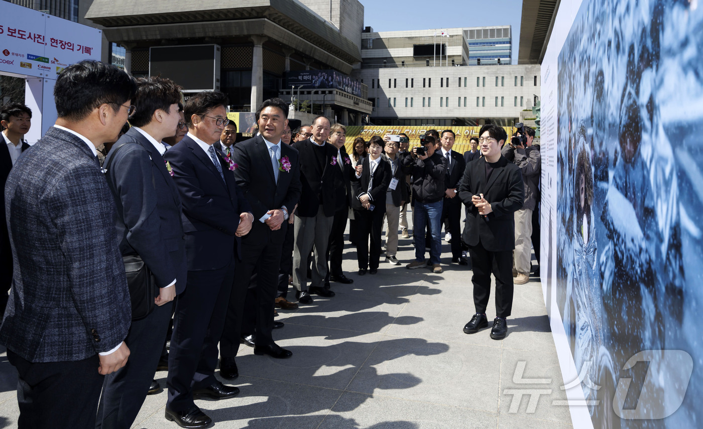 (서울=뉴스1) 사진공동취재단 = 이호재 한국사진기자협회장이 7일 서울 종로구 광화문광장에서 열린 제62회 한국보도사진전 '오늘의 보도사진, 내일의 역사가 되다' 개막식에서 우원식 …
