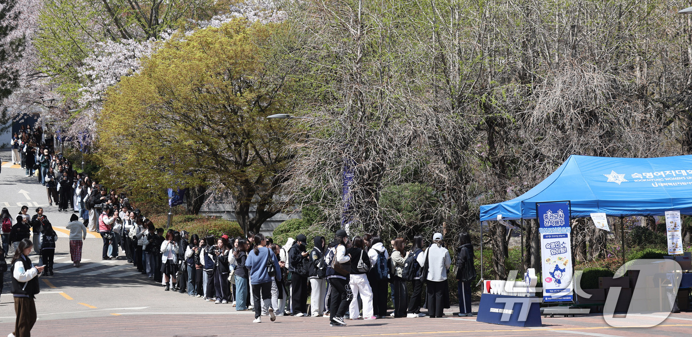 (서울=뉴스1) 박지혜 기자 = 7일 서울 용산구 숙명여자대학교 순헌관광장에서 학생들이 창학 120주년을 맞아 중간고사 간식을 배부받기 위해 줄지어 기다리고 있다.이번 행사는 일회 …