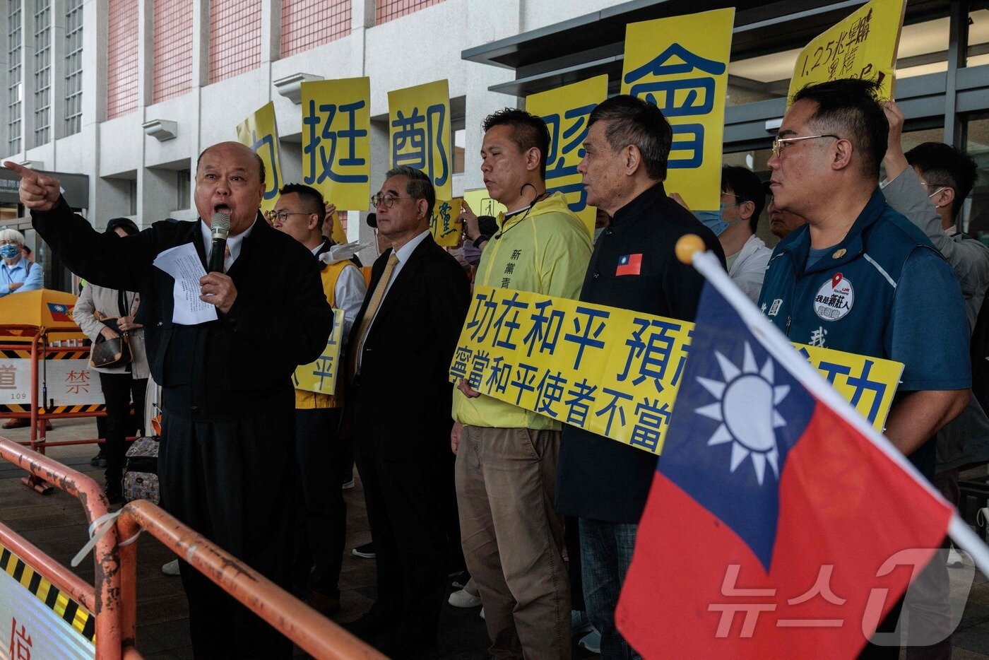 본문 이미지 - 정리원 대만 국민당 대표의 중국 방문을 환영하는 대만인들이 7일 타이베이 쑹산공항에서 정시(정리원-시진핑)회담 개최를 지지한다는 현수막을 들고 있다. 2026.4.7 ⓒ AFP=뉴스1