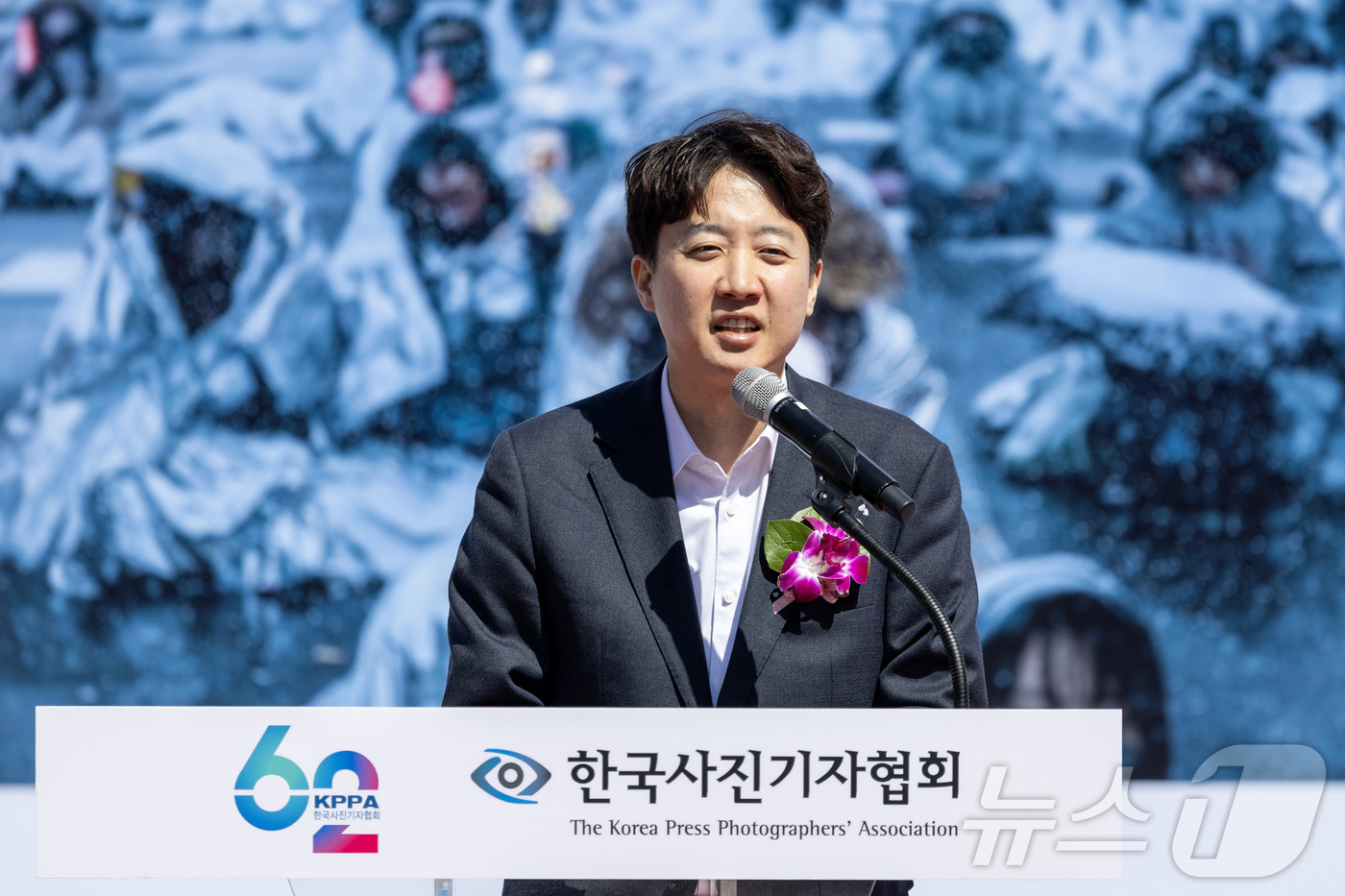 (서울=뉴스1) 사진공동취재단 = 이준석 개혁신당 당대표가 7일 서울 종로구 광화문 광장에서 열린 제62회 한국보도사진전 ‘오늘의 보도사진, 내일의 역사가 되다’ 개막식에서 축사하 …