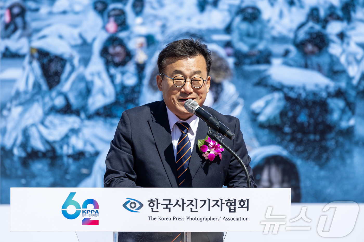 (서울=뉴스1) 사진공동취재단 = 박종현 한국기자협회장이 7일 서울 종로구 광화문 광장에서 열린 제62회 한국보도사진전 ‘오늘의 보도사진, 내일의 역사가 되다’ 개막식에서 축사하고 …