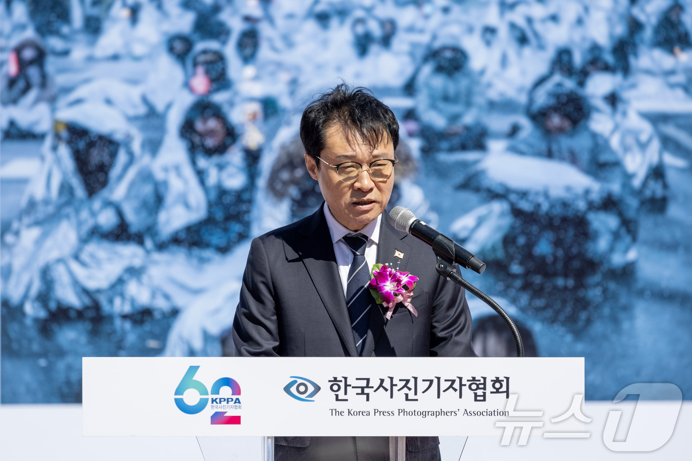 (서울=뉴스1) 사진공동취재단 = 이규연 청와대 홍보수석이 7일 서울 종로구 광화문 광장에서 열린 제62회 한국보도사진전 ‘오늘의 보도사진, 내일의 역사가 되다’ 개막식에서 이재명 …