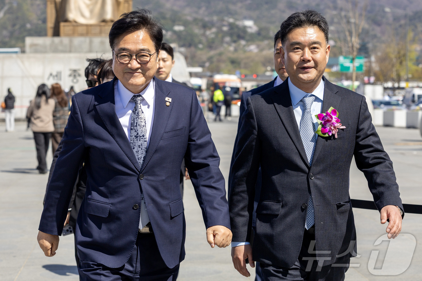 (서울=뉴스1) 사진공동취재단 = 우원식 국회의장과 이호재 한국사진기자협회장이 7일 서울 종로구 광화문 광장에서 열린 제62회 한국보도사진전 ‘오늘의 보도사진, 내일의 역사가 되다 …