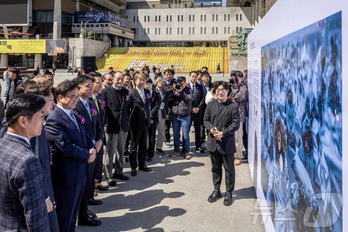 (서울=뉴스1) 사진공동취재단 = 이호재 한국사진기자협회장, 우원식 국회의장, 오세훈 서울시장을 비롯한 참석자들이 7일 서울 종로구 광화문 광장에서 열린 제62회 한국보도사진전 ‘ …