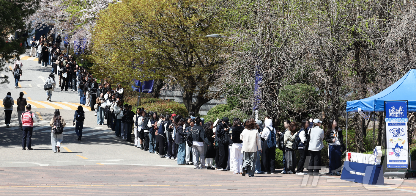(서울=뉴스1) 이종수 인턴기자 = 7일 중동사태로 비닐 원료 수급 부족이 이어지는 가운데 서울 용산구 숙명여자대학교에서 '비닐없는 간식배부' 행사에 학생들이 줄을 서고 있다. 2 …