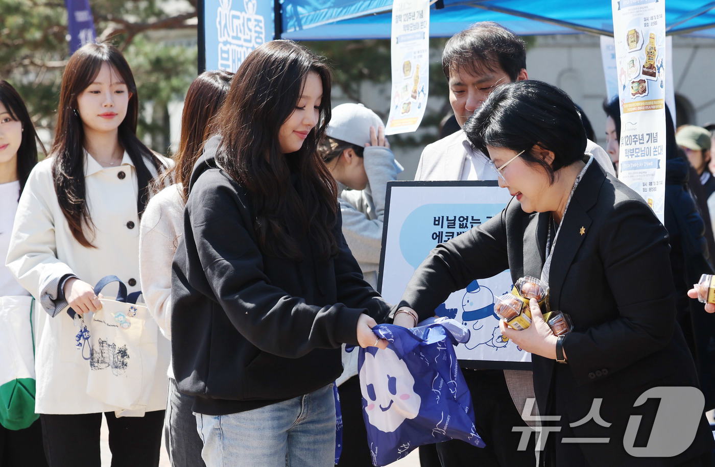 (서울=뉴스1) 박지혜 기자 = 문시연 숙명여대 총장(오른쪽)이 7일 서울 용산구 숙명여자대학교 순헌관 광장에서 창학 120주년을 맞아 중간고사 간식을 학생들에게 전달하고 있다.이 …