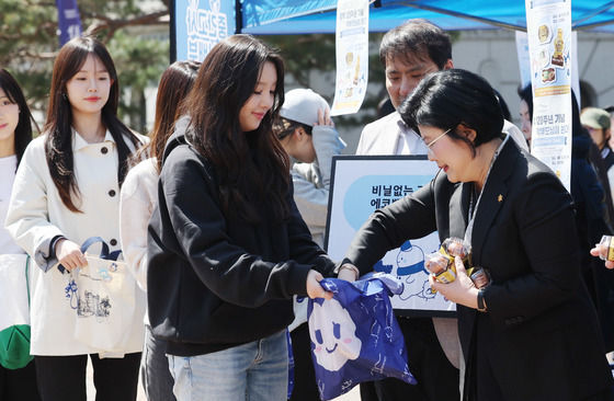 비닐 대신 에코백 든 학생들