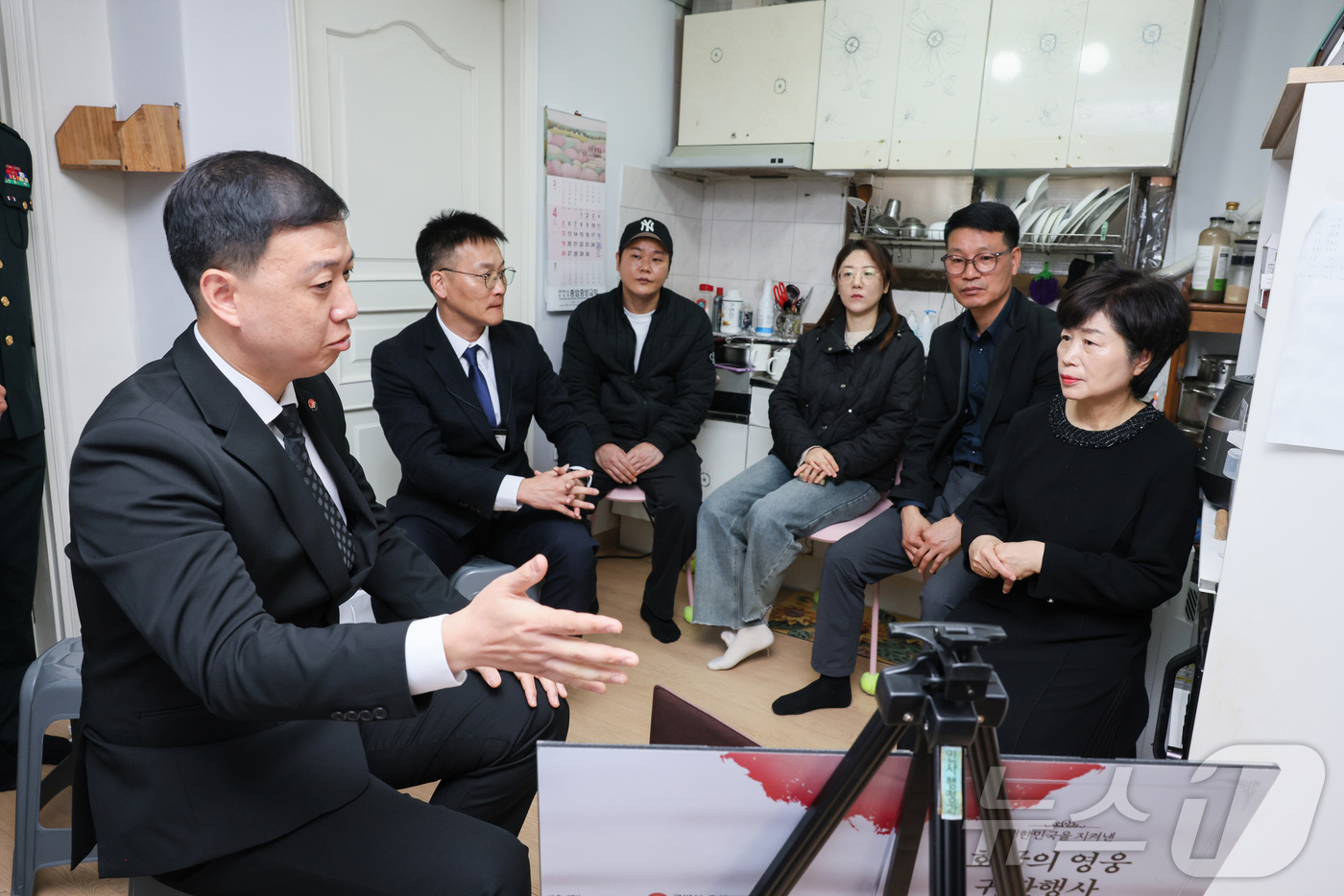 (서울=뉴스1) = 김성환 국방부유해발굴감식단 직무대리(육군 중령)가 7일 서울 동대문구 유가족 자택에서 열린 '호국의 영웅 故 전승남 이등중사 귀환행사'에서 유가족에게 故 전승남 …