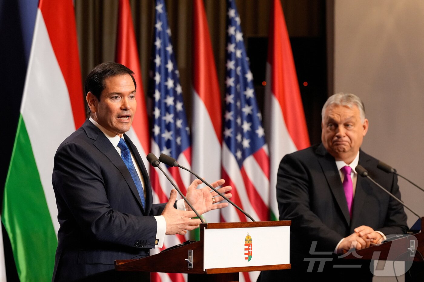 본문 이미지 - 빅토르 오르반 헝가리 총리(오른쪽)와 마르코 루비오 미국 국무장관이 16일(현지시간) 헝가리 부다페스트 방문 중 회담 후 공동 기자회견에 참석하고 있다. 2026.02.16. ⓒ 로이터=뉴스1