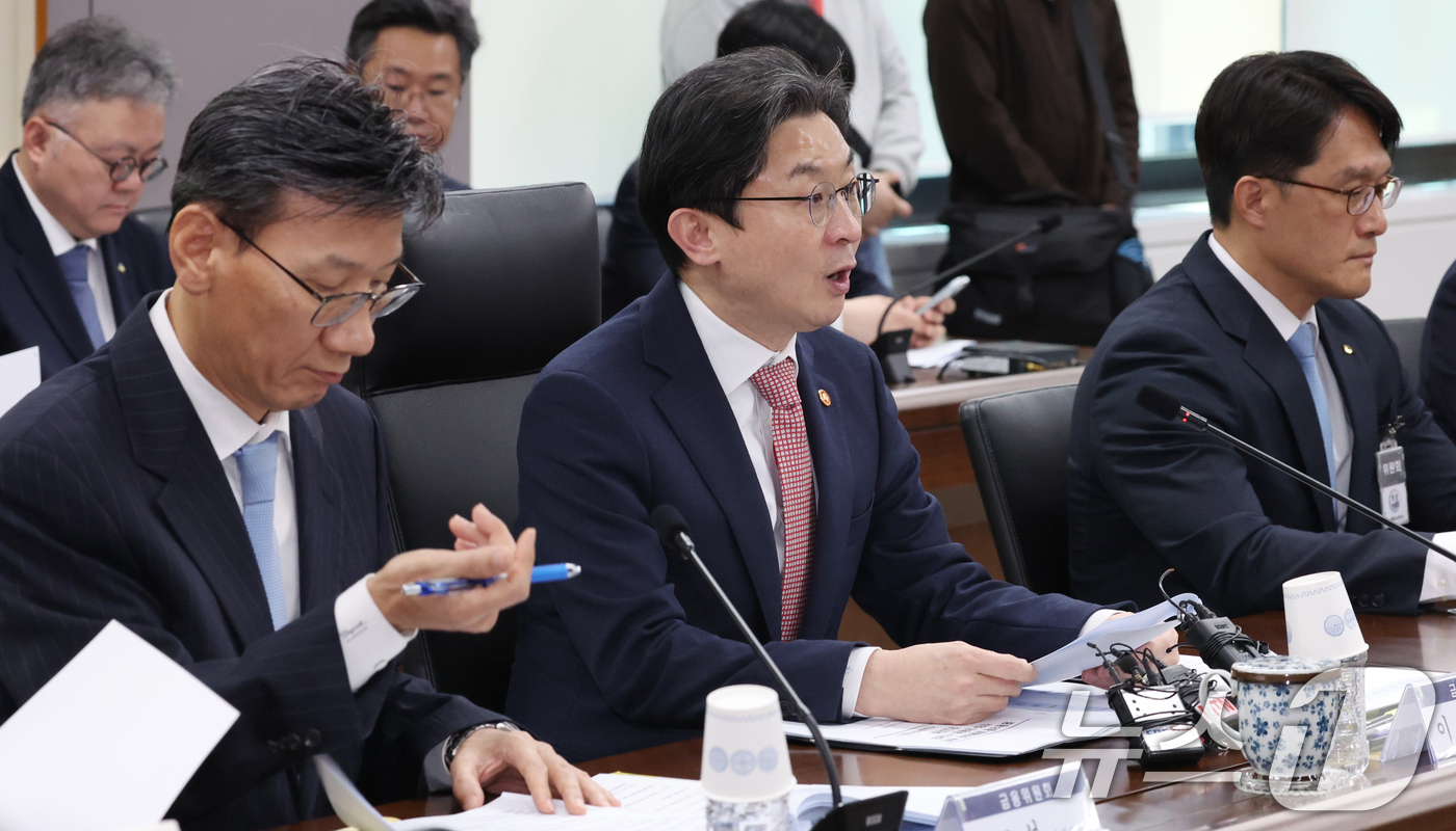 (서울=뉴스1) 김명섭 기자 = 이억원 금융위원장이 7일 오후 서울 종로구 세종대로 정부서울청사에서 중동상황 피해업종 관련 산업·금융권 간담회에서 모두 발언을 하고 있다. 이날 회 …