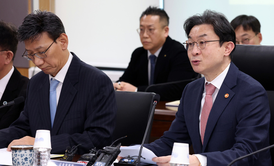 중동상황 피해업종 관련 산업·금융권 간담회 주재하는 이억원 위원장