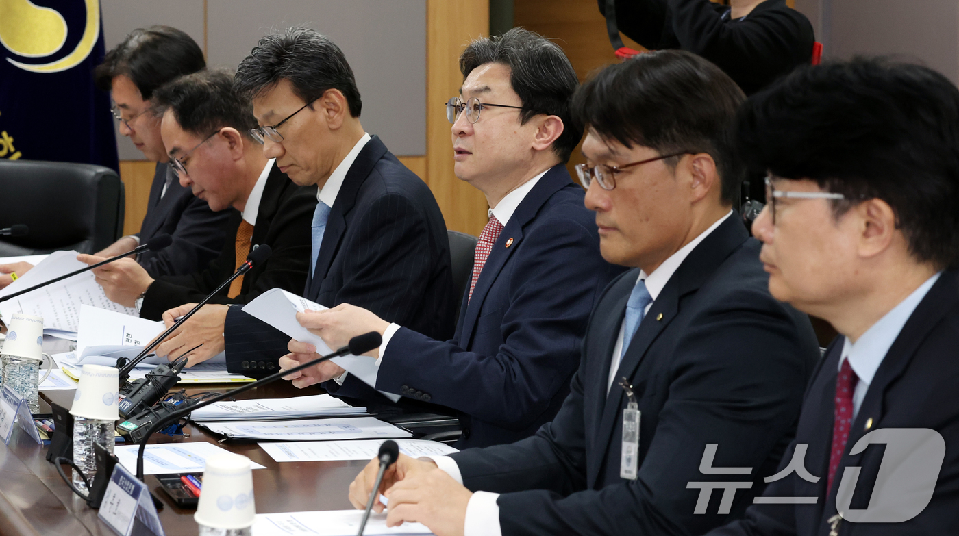 (서울=뉴스1) 김명섭 기자 = 이억원 금융위원장이 7일 오후 서울 종로구 세종대로 정부서울청사에서 중동상황 피해업종 관련 산업·금융권 간담회에서 모두 발언을 하고 있다. 이날 회 …