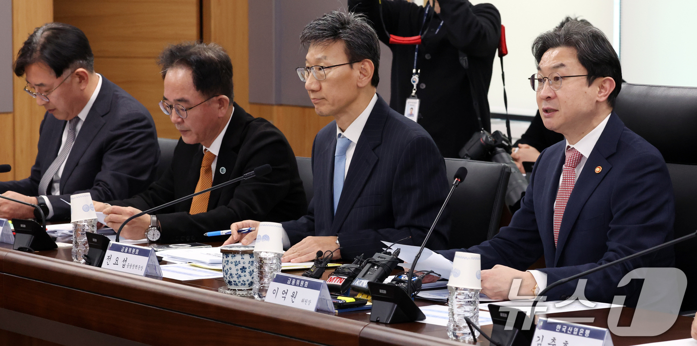 (서울=뉴스1) 김명섭 기자 = 이억원 금융위원장이 7일 오후 서울 종로구 세종대로 정부서울청사에서 중동상황 피해업종 관련 산업·금융권 간담회에서 모두 발언을 하고 있다. 이날 회 …