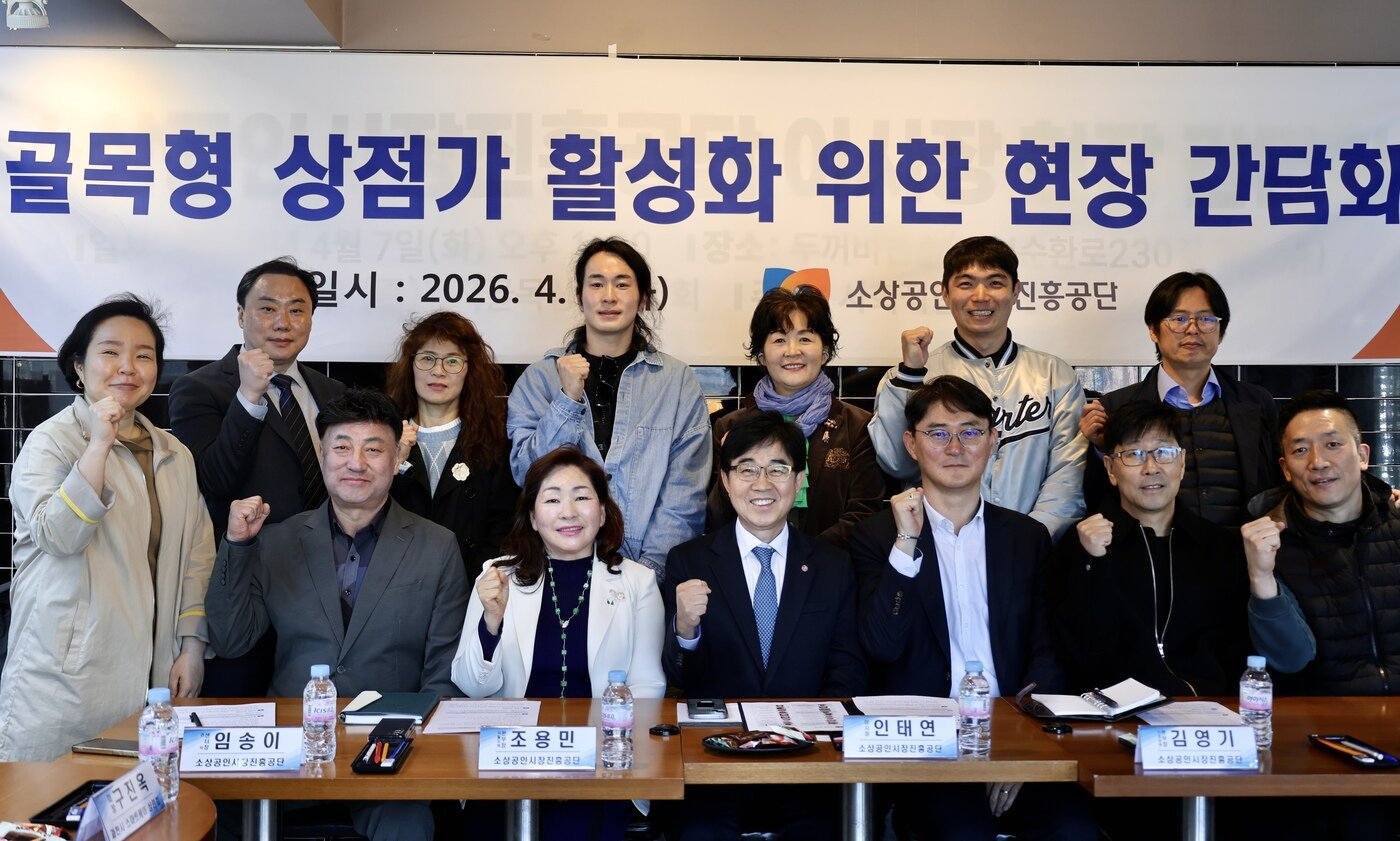 본문 이미지 - 인태연 소상공인시장진흥공단 이사장이 서울 관악구 샤로수길을 찾아 골목상권 운영 현황을 점검하고 상인들과 소통했다.(소상공인시장진흥공단 제공)