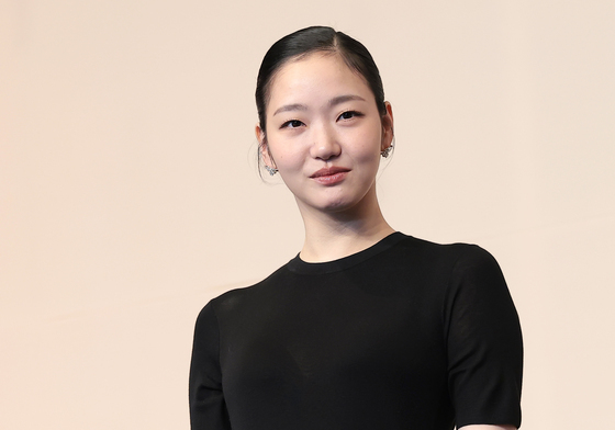 김고은, 옅은 미소