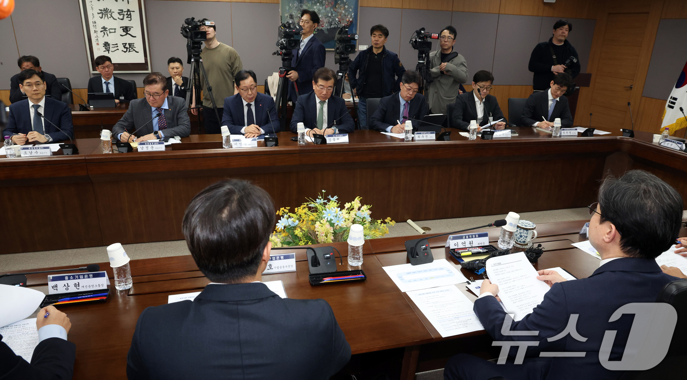 (서울=뉴스1) 김명섭 기자 = 이억원 금융위원장이 7일 오후 서울 종로구 세종대로 정부서울청사에서 중동상황 피해업종 관련 산업·금융권 간담회에서 모두 발언을 하고 있다. 이날 회 …