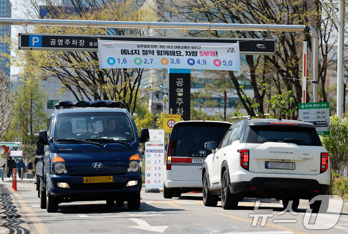 (서울=뉴스1) 안은나 기자 = 공영주차장 차량 5부제 시행을 하루 앞둔 7일 서울 종로구 종묘 공영주차장에 관련 안내문이 걸려 있다.서울시는 중동전쟁 장기화에 따라 오는 8일부터 …