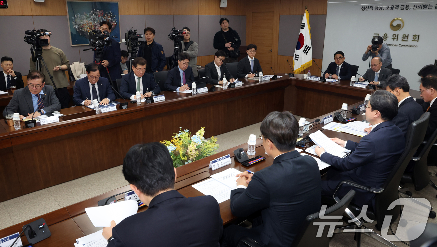 (서울=뉴스1) 김명섭 기자 = 이억원 금융위원장이 7일 오후 서울 종로구 세종대로 정부서울청사에서 중동상황 피해업종 관련 산업·금융권 간담회에서 모두 발언을 하고 있다. 이날 회 …