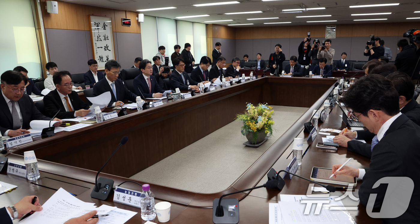 (서울=뉴스1) 김명섭 기자 = 이억원 금융위원장이 7일 오후 서울 종로구 세종대로 정부서울청사에서 중동상황 피해업종 관련 산업·금융권 간담회에서 모두 발언을 하고 있다. 이날 회 …