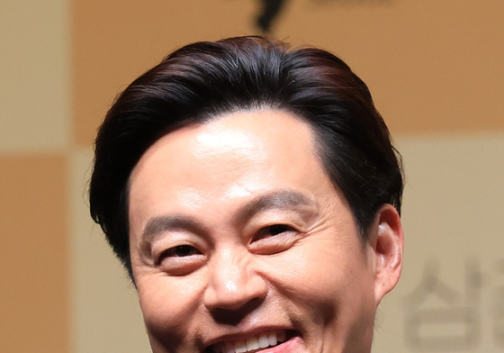 발언하는 이서진