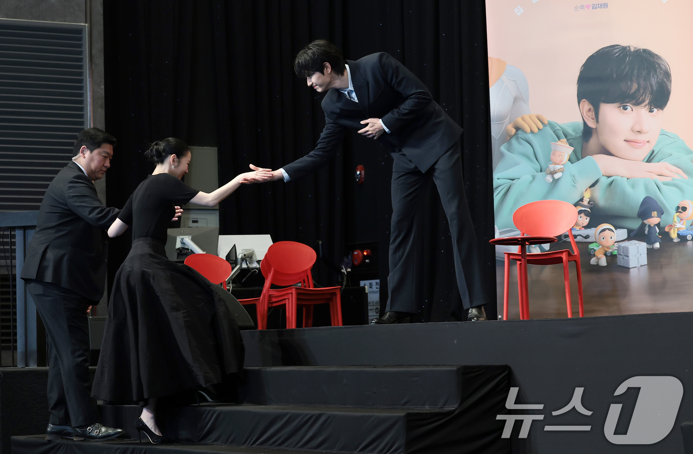 (서울=뉴스1) 권현진 기자 = 배우 김재원(오른쪽)이 7일 서울 구로구 더 링크호텔 서울에서 열린 티빙 새 드라마 '유미의 세포들3'(극본 송재정, 김경란/연출 이상엽) 제작발표 …