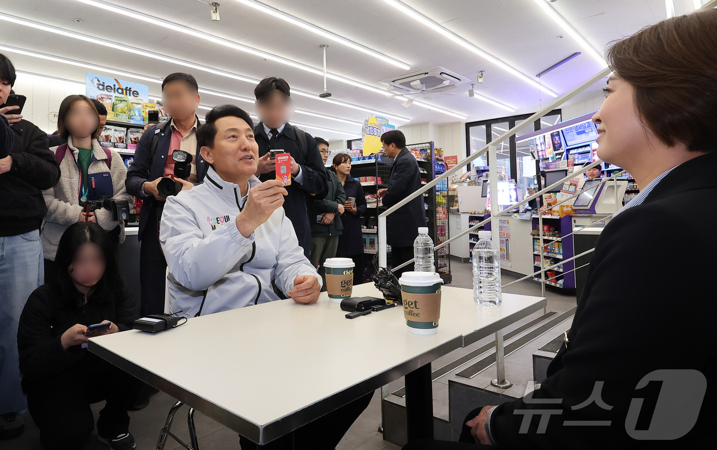 (서울=뉴스1) 김성진 기자 = 오세훈 서울시장이 7일 서울 종로구 CU 마로니에 공원점을 방문해 고립 은둔 청년 도움 정보를 담은 '외로움 없는 서울' 포토카드를 들어보이며 김주 …