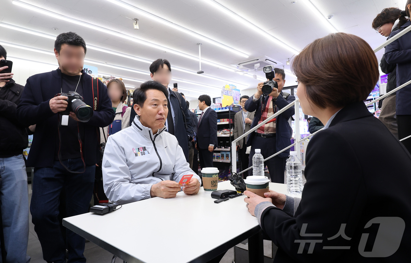 (서울=뉴스1) 김성진 기자 = 오세훈 서울시장이 7일 서울 종로구 CU 마로니에 공원점을 방문해 고립 은둔 청년 도움 정보를 담은 '외로움 없는 서울' 포토카드를 들어보이며 김주 …