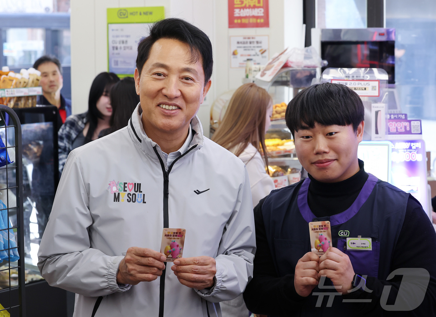 (서울=뉴스1) 김성진 기자 = 오세훈 서울시장이 7일 서울 종로구 CU 마로니에 공원점을 방문해 고립 은둔 청년 도움 정보를 담은 '외로움 없는 서울' 포토카드를 들어보이고 있다 …