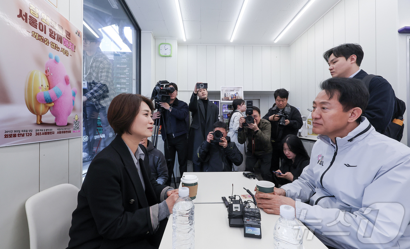 (서울=뉴스1) 김성진 기자 = 오세훈 서울시장이 7일 서울 종로구 CU 마로니에 공원점을 방문해 고립 은둔 청년 도움 정보를 담은 '외로움 없는 서울' 포토카드를 들어보이며 김주 …