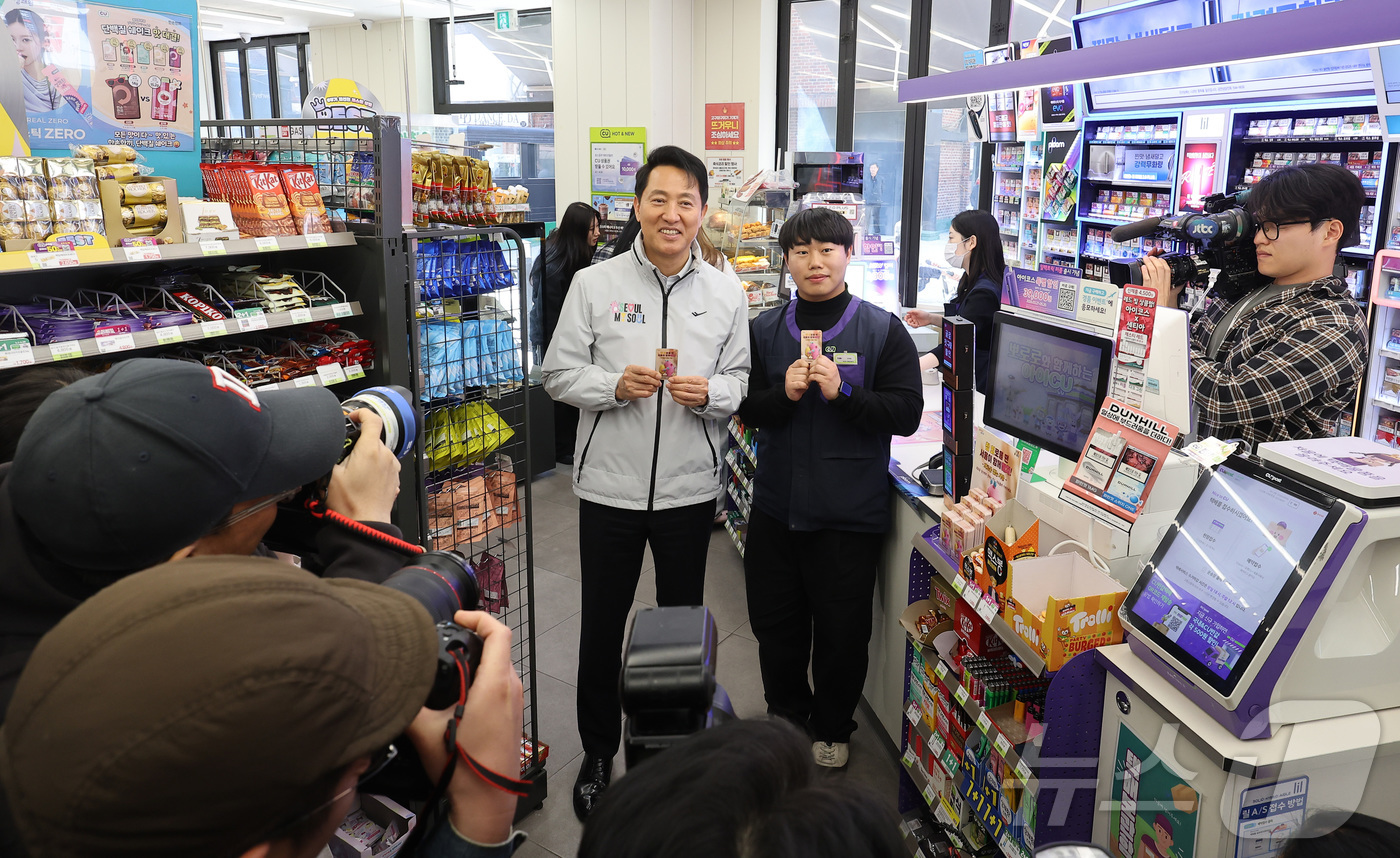 (서울=뉴스1) 김성진 기자 = 오세훈 서울시장이 7일 서울 종로구 CU 마로니에 공원점을 방문해 고립 은둔 청년 도움 정보를 담은 '외로움 없는 서울' 포토카드를 들어보이고 있다 …