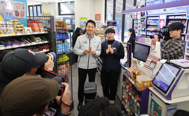 고립 은둔 청년 도움 정보 담은 카드 들어보이는 오세훈 시장