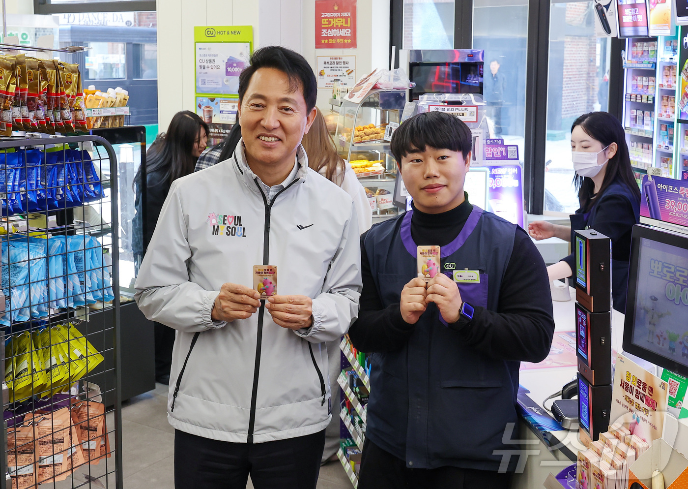 (서울=뉴스1) 김성진 기자 = 오세훈 서울시장이 7일 서울 종로구 CU 마로니에 공원점을 방문해 고립 은둔 청년 도움 정보를 담은 '외로움 없는 서울' 포토카드를 들어보이고 있다 …