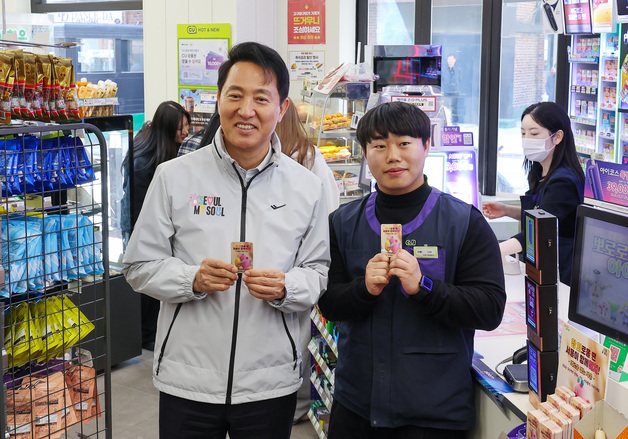 고립 은둔 청년 도움 정보 담은 카드 들어보이는 오세훈 시장