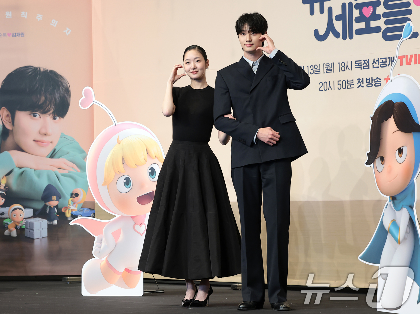 (서울=뉴스1) 권현진 기자 = 배우 김고은과 김재원(오른쪽)이 7일 서울 구로구 더 링크호텔 서울에서 열린 티빙 새 드라마 '유미의 세포들3'(극본 송재정, 김경란/연출 이상엽) …