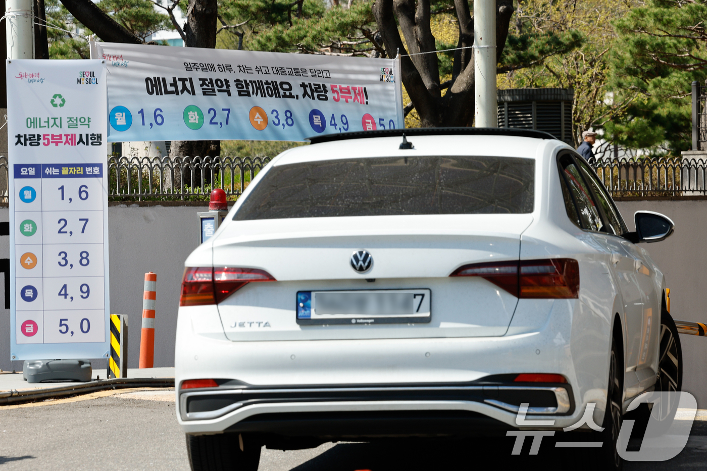 (서울=뉴스1) 안은나 기자 = 공영주차장 차량 5부제 시행을 하루 앞둔 7일 서울 종로구 종묘 공영주차장에 관련 안내문이 걸려 있다.서울시는 중동전쟁 장기화에 따라 오는 8일부터 …