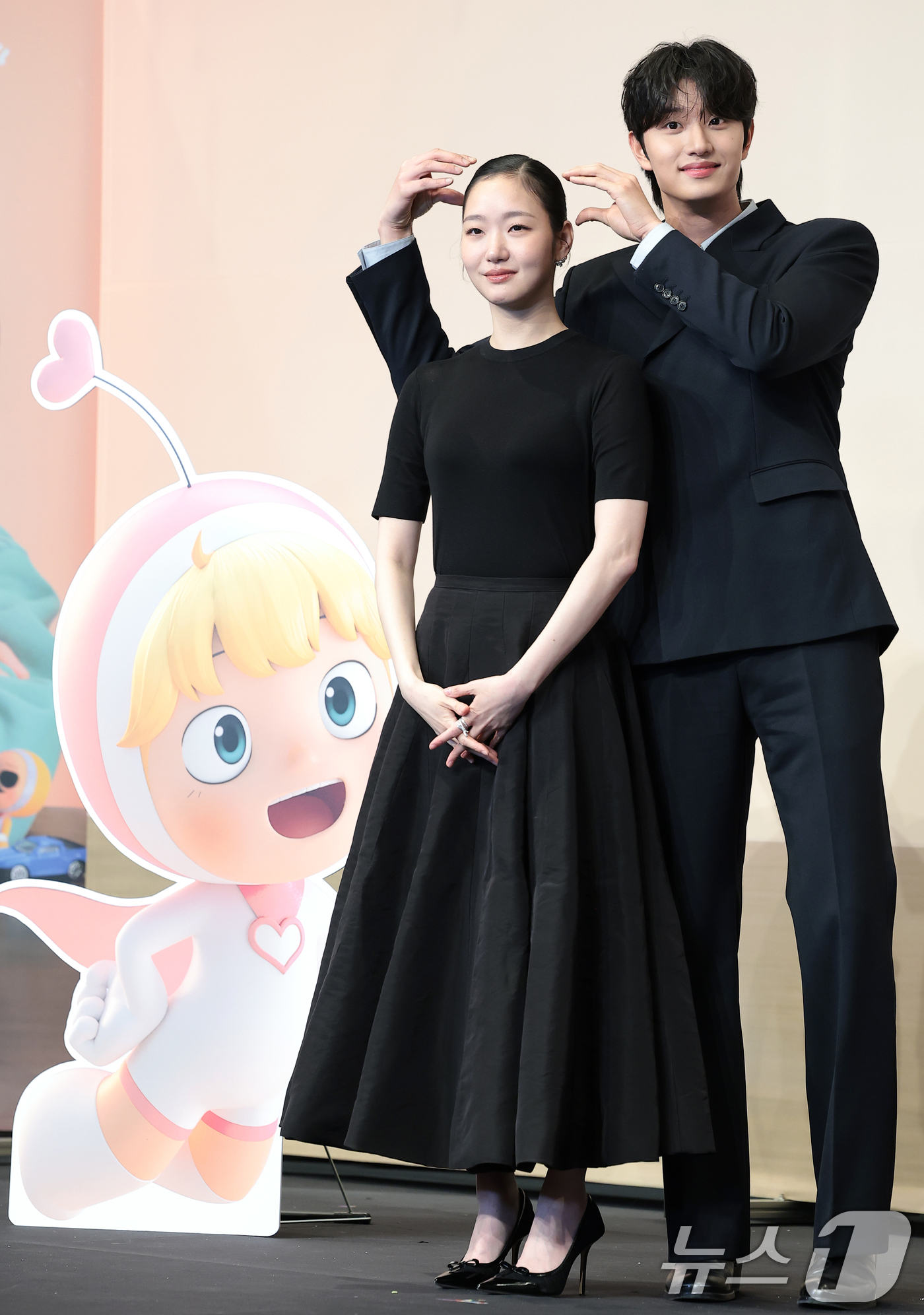 (서울=뉴스1) 권현진 기자 = 배우 김고은과 김재원(오른쪽)이 7일 서울 구로구 더 링크호텔 서울에서 열린 티빙 새 드라마 '유미의 세포들3'(극본 송재정, 김경란/연출 이상엽) …