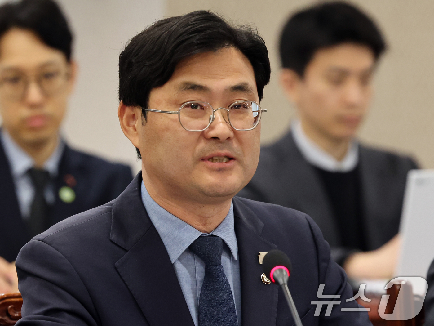 (서울=뉴스1) 황기선 기자 = 이정문 더불어민주당 의원이 7일 오후 서울 영등포구 여의도 금융감독원에서 열린 '금융보안 페러다임 전환 간담회'에서 모두발언을 하고 있다. 2026 …